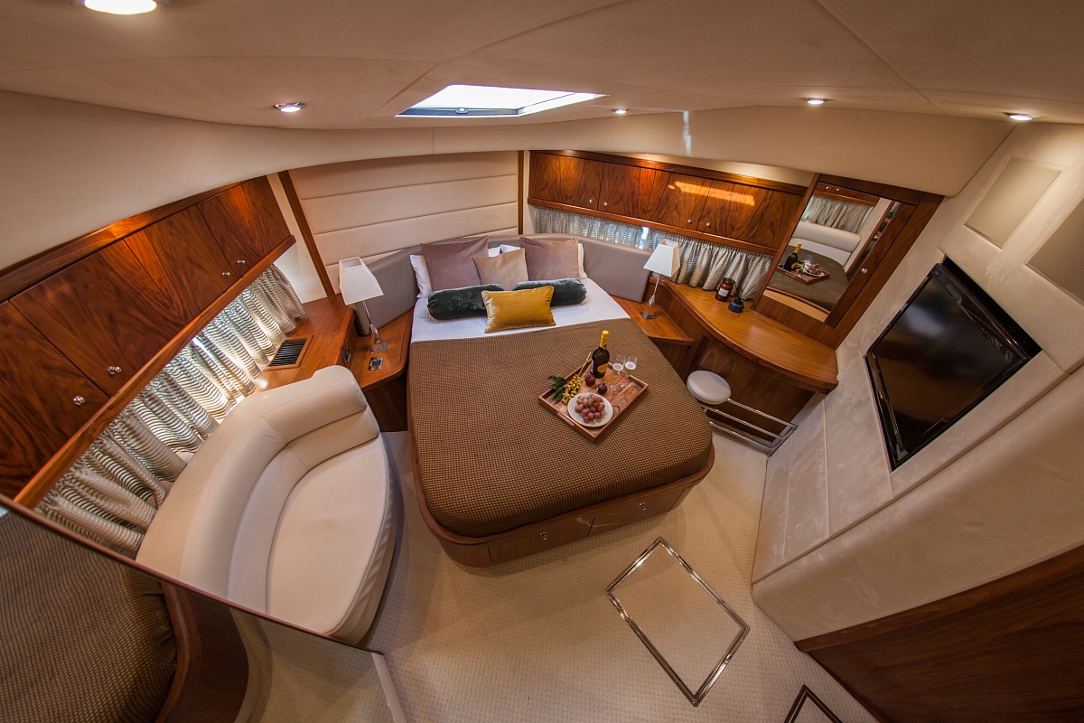 Аренда моторной яхты Sunseeker 70 в Москве - 3 каюта